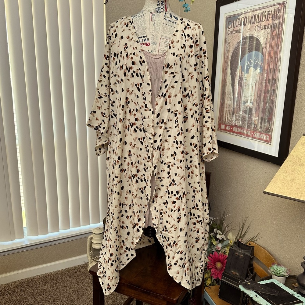 NWT-Cream Light Weight Kimono w/ Black, Brown, Rust, Tan Detail-GORGEOUS!
